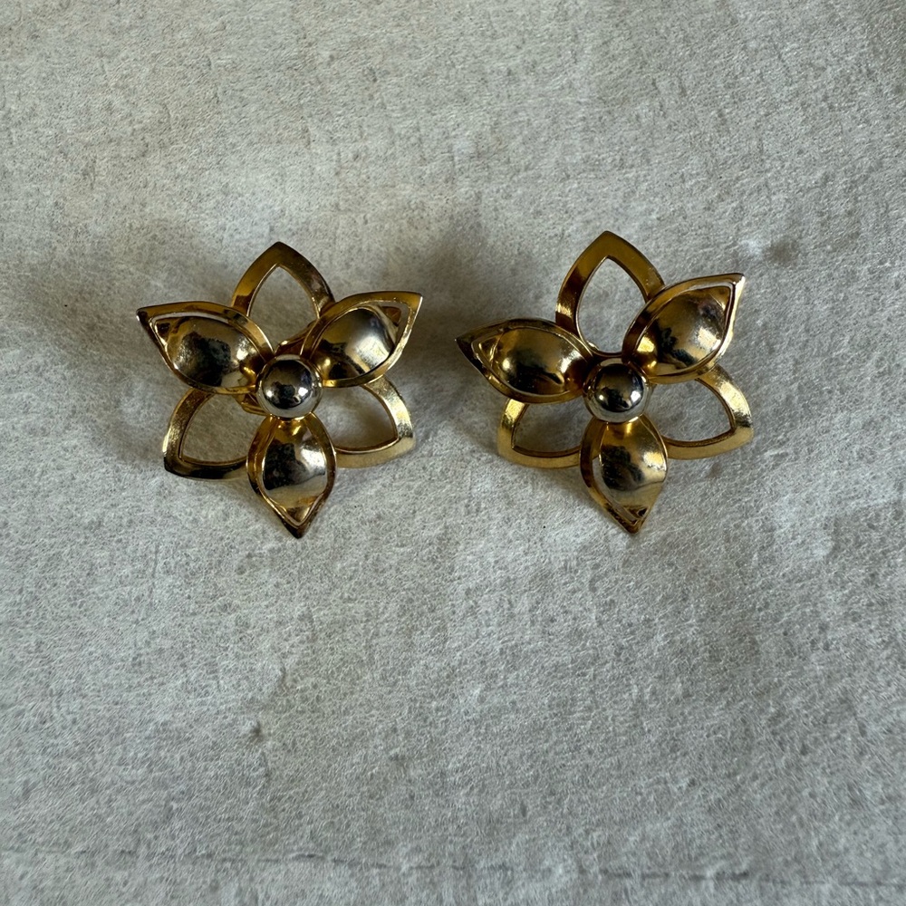 Sarah Coventry 1960’s demure floral gold tone earrings